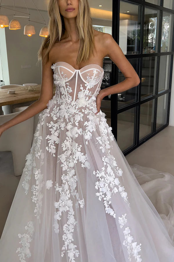 Abito da sposa bohémien con scollo a cuore e applicazioni in pizzo